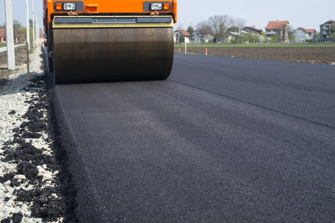 Rolos compactadores em construção de estrada