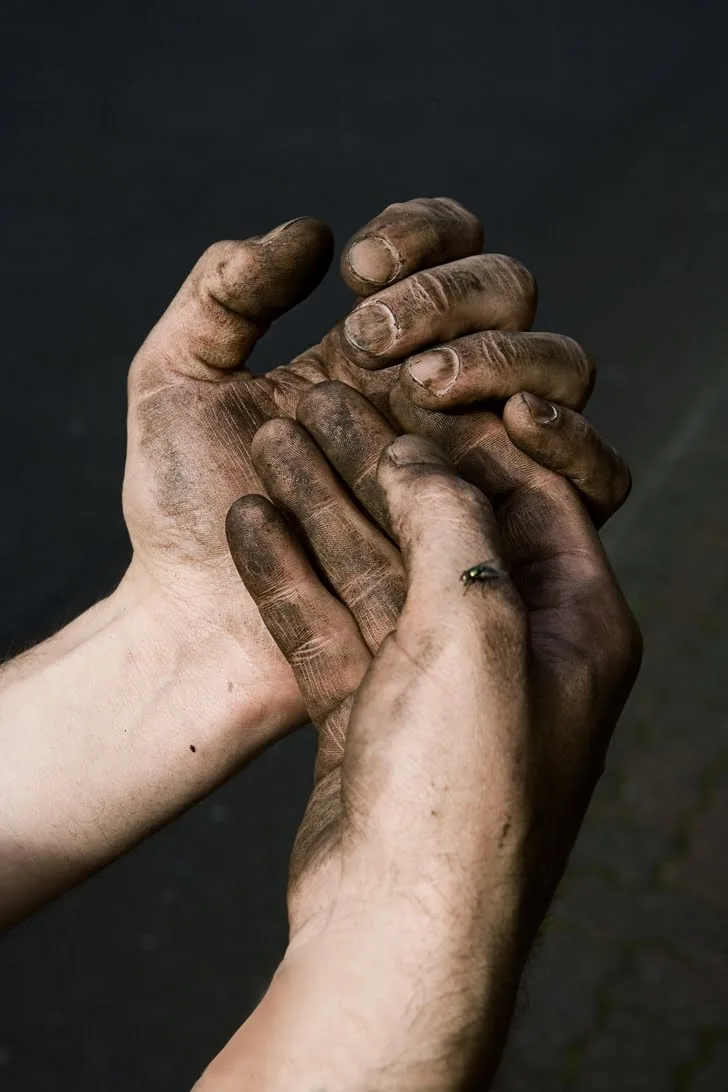 Mãos sujas após o trabalho mecânico